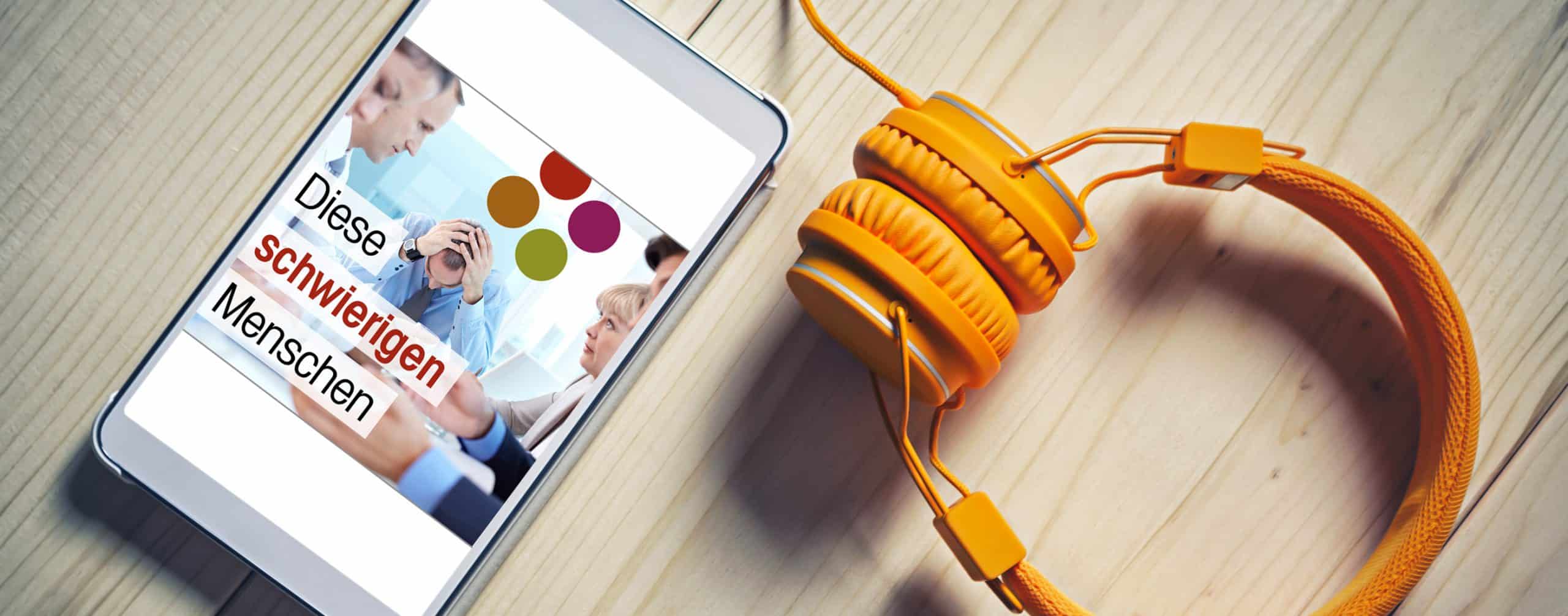 Podcast Handy mit Podcast Diese schwierigen Menschen und orangene Kopfhörer