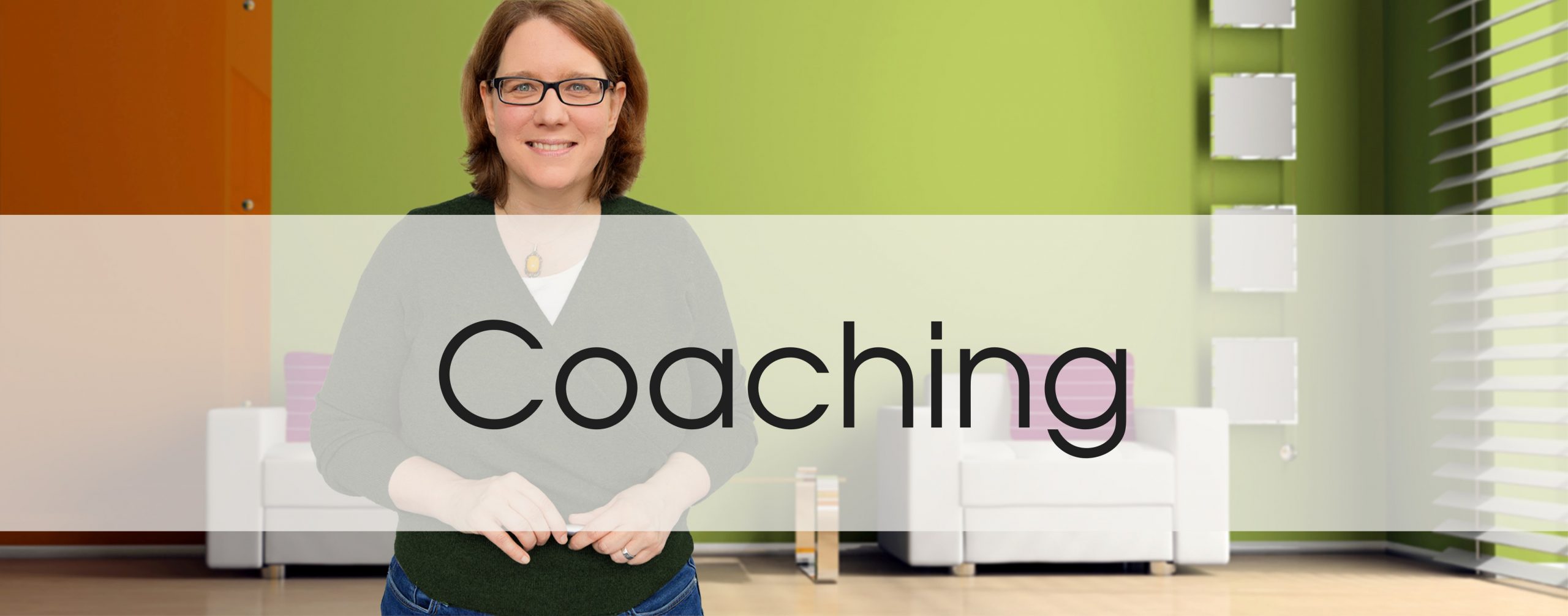 Coach Alexandra Epgert vor grünem Hintergrund