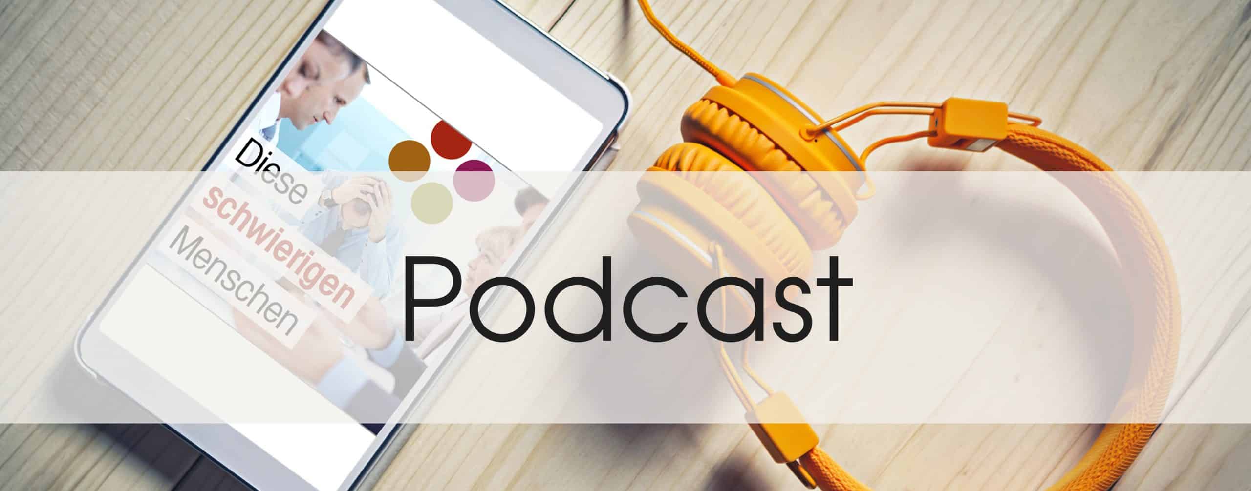 Handy in dem der Podcast "Diese schwierigen Menschen" abgespielt wird. mit orangenen Kopfhörern.